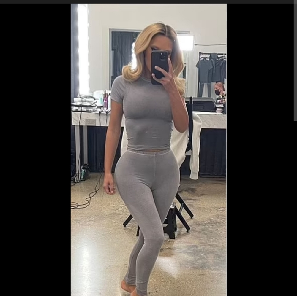 SKIMS Camel Outdoor Tshirt and Leggings Set - Picture 2 of 15